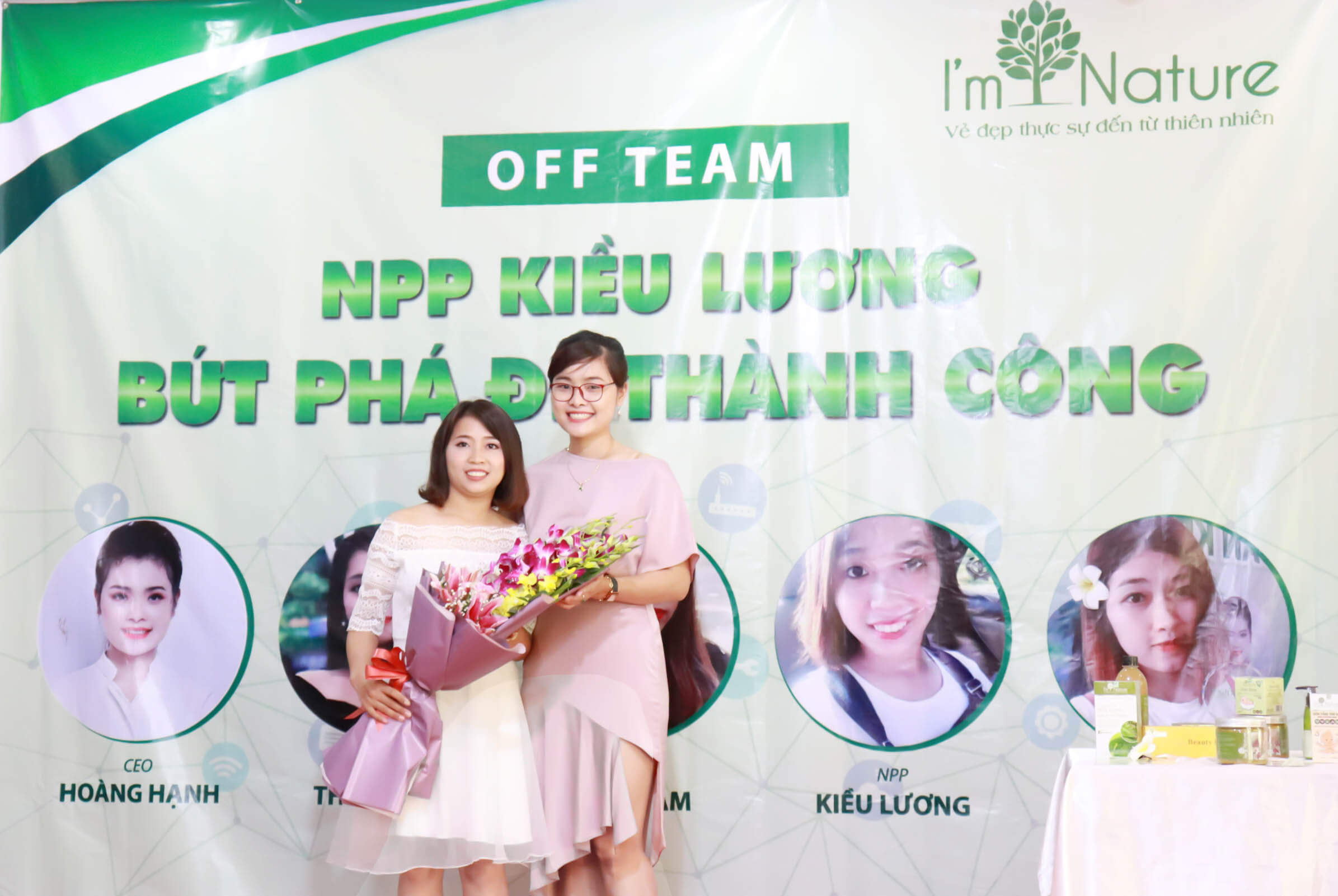 CEO Hoàng Hạnh (bên phải) trao tặng hoa cho NPP Kiều Lương