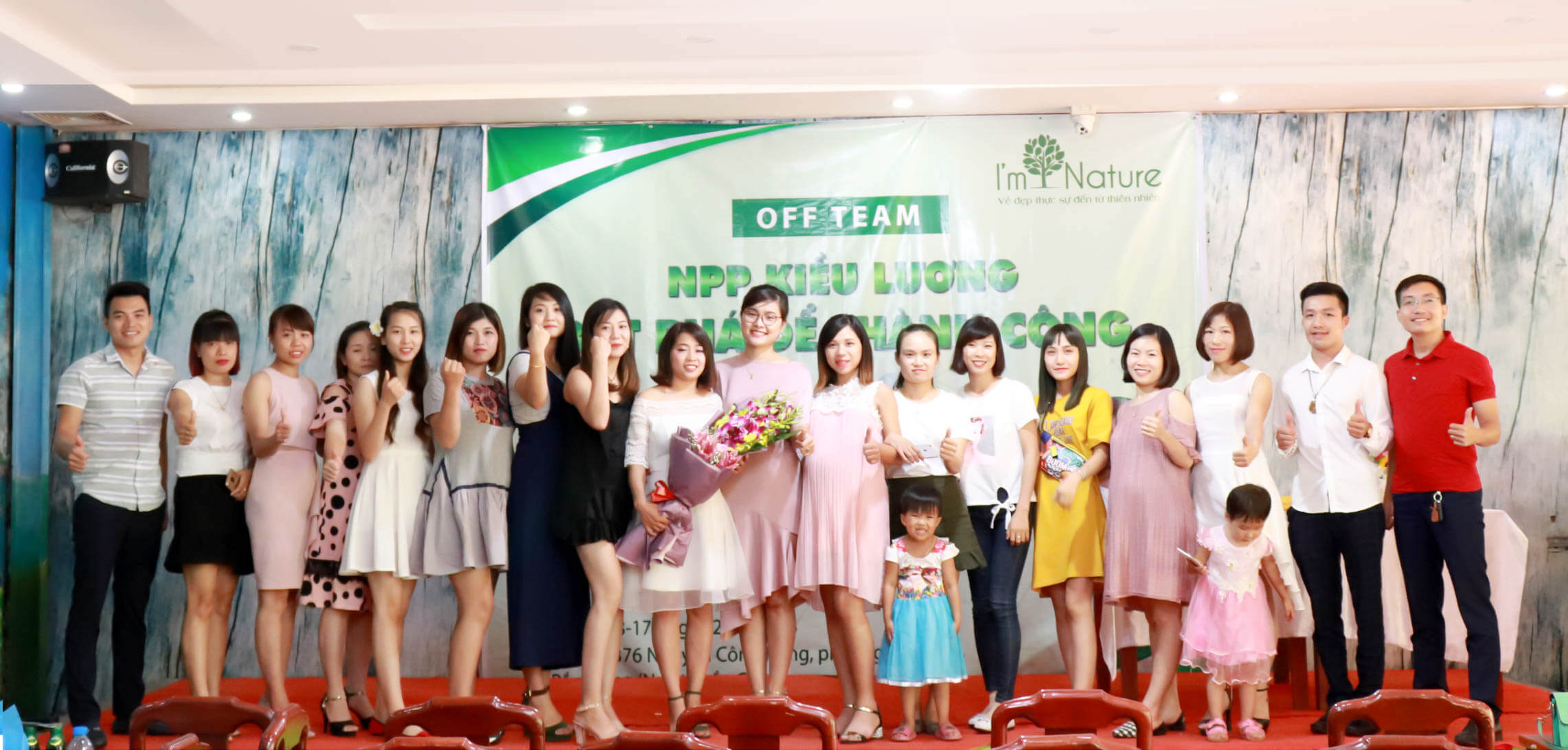 CEO Hoàng Hạnh chụp ảnh lưu niệm cùng tổng miền Vũ Thanh Mai và hơn 20 thành viên thuộc team của NPP Kiều Lương